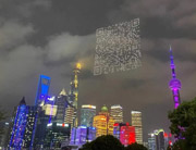 QR kód vytvořený mnoha drony na obloze v Šanghaji